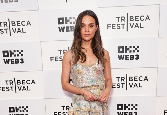 Alicia Vikander ha indossato un look Louis Vuitton per il Tribeca Film Festival 2024 Alicia Vikander ha indossato un abito con ricami floreali della Collezione Cruise 2025, una borsa Toupie e sandali in pelle argento. L'attrice ha indossato inoltre orecchini e bracciale in oro giallo della Collezione di gioielli Louis Vuitton LV Volt.