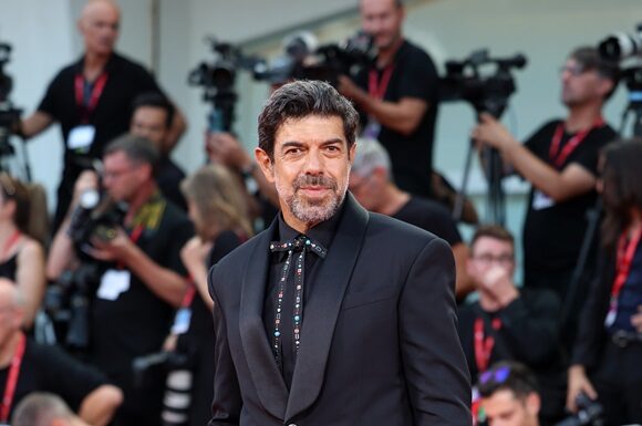 Pierfrancesco Favino ha indossato un look Louis Vuitton per l’81° edizione della Mostra del Cinema di Venezia Pierfrancesco Favino ha indossato un look Louis Vuitton per l'81° edizione della Mostra del Cinema di Venezia