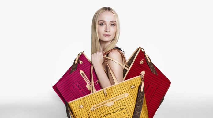 Louis Vuitton presenta la nuova Neverfull Inside Out interpretata dall’Ambassador della Maison Sophie Turner LOUIS VUITTON NEVERFULL INSIDE OUT WITH SOPHIE TURNER