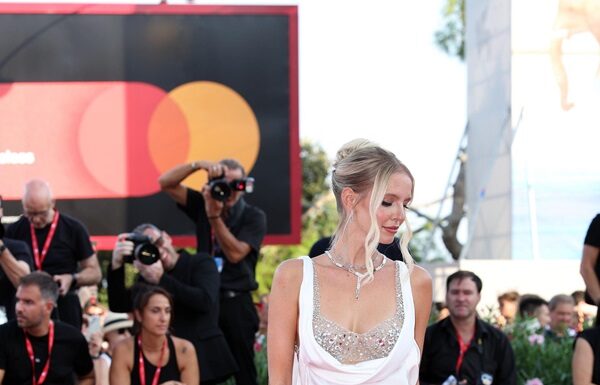 Leonie Hanne in Atelier Emé sul Red Carpet dell’81esima Edizione del Festival del Cinema di Venezia Leonie Hanne in Atelier Emé sul Red Carpet dell'81esima Edizione del Festival del Cinema di Venezia