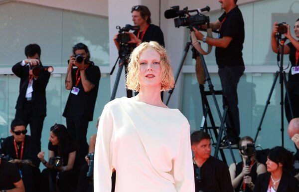 Rosy McEwen ha indossato un look Louis Vuitton per l’81° edizione della Mostra del Cinema di Venezia Rosy McEwen ha indossato un look Louis Vuitton per l'81° edizione della Mostra del Cinema di Venezia
