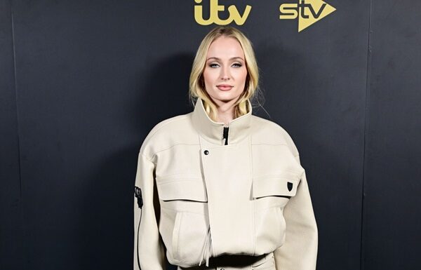 Sophie Turner ha indossato un look Louis Vuitton per il photocall di “Joan” a Londra Sophie Turner ha indossato un look Louis Vuitton per il photocall di Joan a Londra