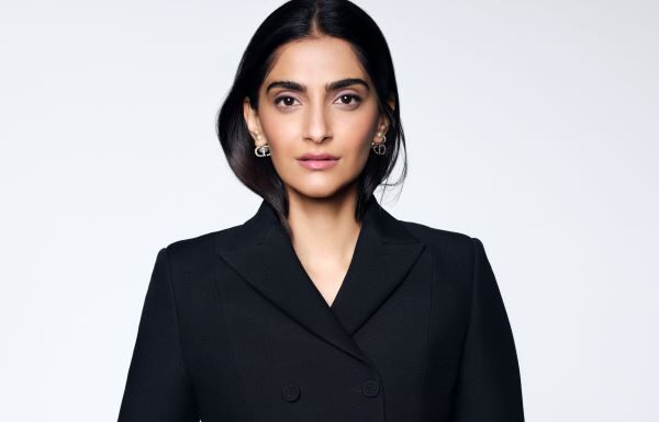 Dior unveils an exceptional new Ambassador: Sonam Kapoor Dior unveils an exceptional new Ambassador: Sonam Kapoor