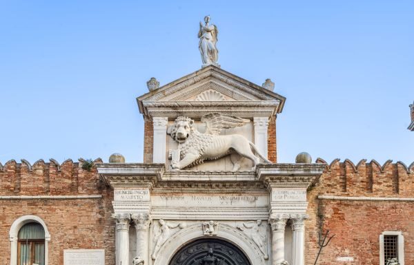 Dior supports Venetian Heritage for the restoration of the Porta Magna Gate, an architectural treasure of the Venice Arsenale Dior supports Venetian Heritage for the restoration of the Porta Magna Gate, an architectural treasure of the Venice Arsenale