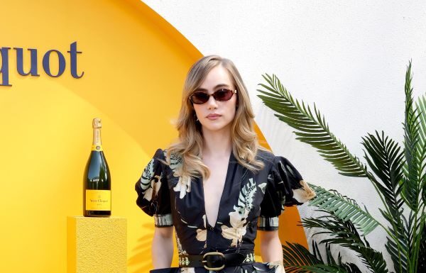 Suki Waterhouse indossa Antonio Marras al Veuve Clicquot Polo Classic 2024 Suki Waterhouse indossa Antonio Marras al Veuve Clicquot Polo Classic 2024