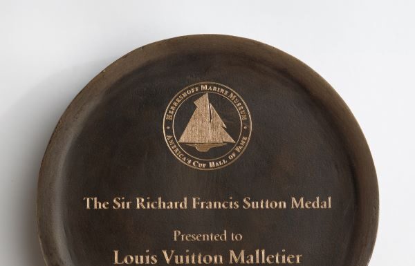 Louis Vuitton riceve la medaglia Sir Richard Francis Sutton ed entra nell’America’s Cup Hall of Fame Louis Vuitton riceve la medaglia Sir Richard Francis Sutton ed entra nell'America's Cup Hall of Fame