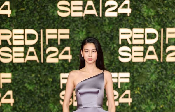 Hoyeon wears custom Louis Vuitton to the Opening Ceremony of the 2024 Red Sea International Film Festival Hoyeon wears custom Louis Vuitton to the Opening Ceremony of the 2024 Red Sea International Film Festival