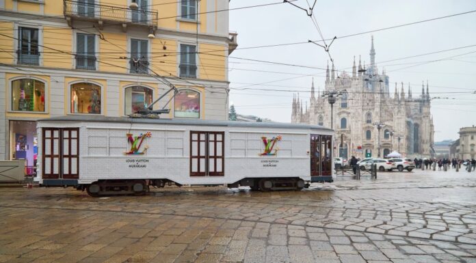 Louis Vuitton x Murakami: due tram eccezionali colorano le strade di Milano Louis Vuitton × Murakami: una riedizione gioiosa e celebrativa.