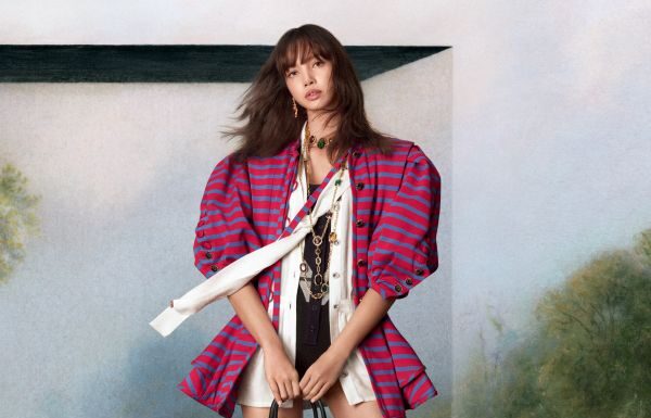 Louis Vuitton presents the Women’s Spring-Summer 2025 Fashion Campaign with Lisa and Saoirse Ronan Louis Vuitton presents the Women’s Spring-Summer 2025 Fashion Campaign with Lisa and Saoirse Ronan