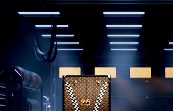 Louis Vuitton presenta un’edizione speciale del baule porta trofeo per il Campionato del Mondo di Formula 1™ Louis Vuitton presenta un'edizione speciale del baule porta trofeo per il Campionato del Mondo di Formula 1™