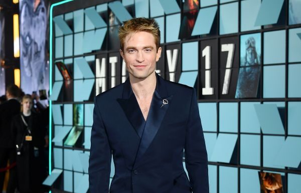 Dior presents Robert Pattinson in Dior by Kim Jones to the World Premiere of “Mickey 17” Dior presents Robert Pattinson in Dior by Kim Jones to the World Premiere of "Mickey 17"
