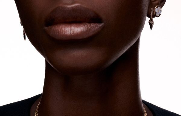 I gioielli Louis Vuitton Color Blossom risplendono grazie ai colori di nuove gemme preziose Louis Vuitton presenta il nuovo capitolo della Collezione Color Blossom: una combinazione di eleganza, innovazione e colore.