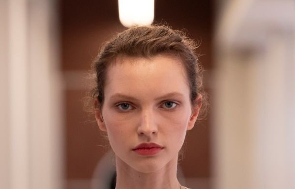 LV II Watch at the Louis Vuitton Fall-Winter 2025 Show In occasione della sfilata Donna Autunno-Inverno 2025, Louis Vuitton presenta in esclusiva lo storico orologio LV II.