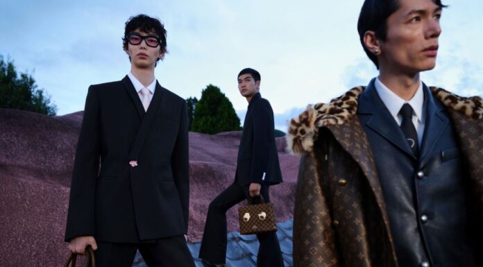 La collaborazione originale tra @Pharrell e NIGO®, #LVMenFW25, reinterpreta l’eleganza tradizionale attraverso una lente d’archivio. Louis Vuitton Autunno-Inverno 2025 Uomo. Incarnazione dell'essenza creativa di Pharrell e NIGO®, la collezione fonde riferimenti d'archivio con codici moderni per creare uno streetwear sofisticato.