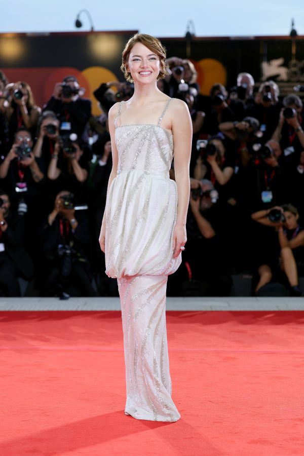 Emma Stone ha indossato un look custom made e gioielli Louis Vuitton per il Festival del Cinema di Venezia