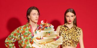 Alessandro Enriquez, la Primavera-Estate 2026 diventa manifesto pop dell’Italia Alessandro Enriquez, la Primavera-Estate 2026 diventa manifesto pop dell’Italia