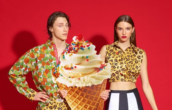 Alessandro Enriquez, la Primavera-Estate 2026 diventa manifesto pop dell’Italia Alessandro Enriquez, la Primavera-Estate 2026 diventa manifesto pop dell’Italia