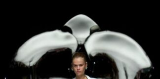 Genny Fashion Show SS26, curve imprevedibili