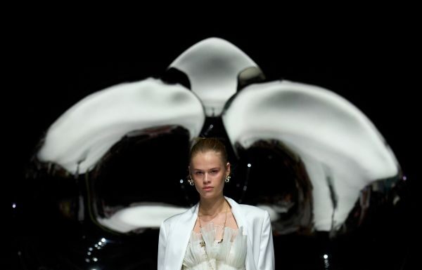 Genny Fashion Show SS26, curve imprevedibili Genny Fashion Show SS26, curve imprevedibili