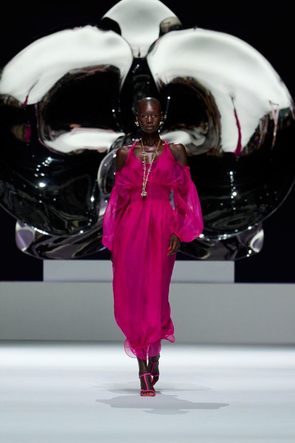 Genny Fashion Show SS26, curve imprevedibili