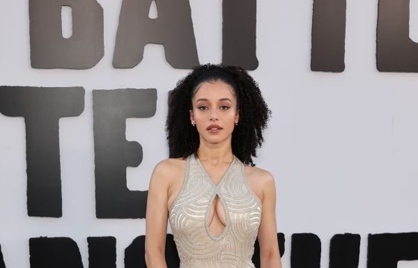 Chase Infiniti ha indossato un look custom made Louis Vuitton per la première di “One Battle After Another” Red carpet moments. Chase Infiniti at the "One Battle After Another" premiere in a custom dress by Nicolas Ghesquière.