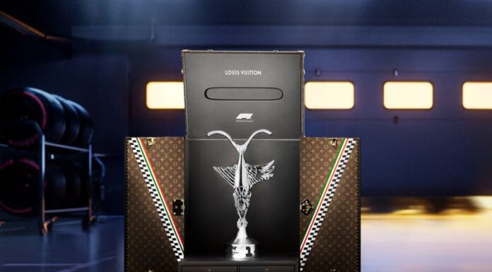 Max Verstappen vince il Trofeo Chimera del Formula 1 PIRELLI Gran Premio d’Italia 2025 custodito nel suo baule Louis Vuitton Max Verstappen vince il Trofeo Chimera del FORMULA 1 PIRELLI GRAN PREMIO D’ITALIA 2025 custodito nel suo baule Louis Vuitton