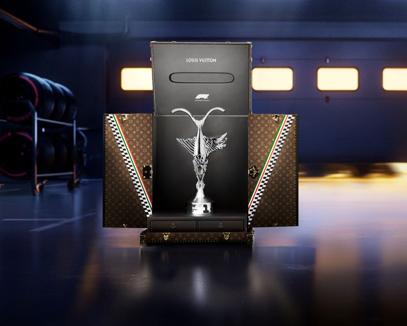 Max Verstappen vince il Trofeo Chimera del FORMULA 1 PIRELLI GRAN PREMIO D’ITALIA 2025 custodito nel suo baule Louis Vuitton