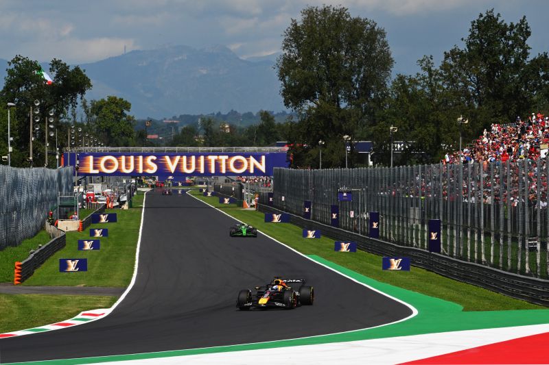 Max Verstappen vince il Trofeo Chimera del FORMULA 1 PIRELLI GRAN PREMIO D’ITALIA 2025 custodito nel suo baule Louis Vuitton