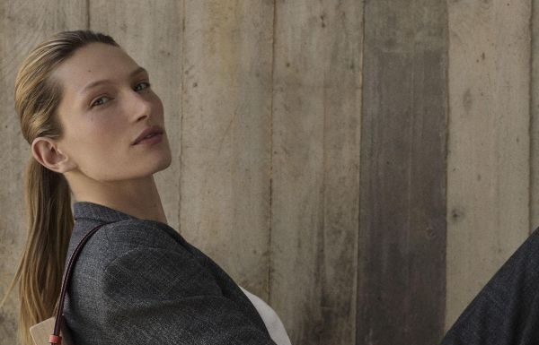 Coccinelle presenta #EssentiallyME: la nuova Campagna Autunno/Inverno 2025 Coccinelle svela #EssentiallyME, la nuova campagna Autunno/Inverno 2025 ispirata al tema scandinavo di Lagom, una traduzione del concetto di “né troppo, né troppo poco, ma il giusto”. Una filosofia di vita che celebra l’equilibrio autentico tra bellezza e funzionalità, essenzialità e raffinatezza, qualità e consapevolezza. Un'eleganza senza tempo che si nutre di forme pulite, comfort e autenticità. La nuova collezione Coccinelle AI25 si fonda sul racconto visivo che esplora la semplicità della donna moderna: consapevole, concreta, in sintonia con sé stessa e con l’ambiente che la circonda. Una femminilità che non ha bisogno di eccessi per farsi notare, ma che afferma la propria unicità con discrezione e stile. La campagna prende vita grazie alla luce naturale che esalta volumi puri, geometrie essenziali e dettagli del prodotto. Ogni scatto si muove tra equilibri visivi raffinati e composizioni rigorose, che mettono in risalto l’armonia tra forme e superfici. Un set dove il design minimale diventa la cornice ideale per raccontare l’equilibrio concettuale della nuova collezione. Protagonista della campagna, la modella internazionale Liz Kennedy, volto magnetico e sofisticato, che incarna con naturalezza lo spirito essenziale e consapevole della donna Coccinelle. La campagna #EssentiallyME, firmata dalla visione creativa del fotografo italiano Riccardo Vimercati, da anni basato a New York, dà vita ad una narrazione visiva che celebra la semplicità delle forme e il dialogo tra femminilità naturale ed estetica raffinata. Le borse e gli accessori diventano protagonisti assoluti di questo racconto estetico: linee pure, silhouette essenziali e dettagli distintivi definiscono una collezione che abbraccia la filosofia minimalista dell’eleganza sofisticata. Le nuance inedite – Greenery, Ribes, Arctic Blue e Cognac – si affiancano a lavorazioni ricercate e texture tattili, per uno stile contemporaneo e senza tempo. Torna la Coccinelle C-ME, icona del brand, simbolo del legame tra la donna e il mondo Coccinelle, rinnovata in una versione mini e a baguette. Debutta la Coccinelle Double Beat, nuova interpretazione della daily bag, capiente e confortevole: una borsa con patta, manici tubolari e tasca frontale removibile che si trasforma in una clutch o in una pouch, incarnando la perfetta sintesi tra stile ed evoluzione. La linea Coccinelle Beat si espande con la Coccinelle Beat Generation, che reinterpreta uno dei modelli iconici del brand con nuove proporzioni e versatilità. Forme arrotondate, dettagli in catena, tracolle funzionali e una palette sobria raccontano l’equilibrio perfetto tra heritage e modernità. A questa visione si aggiunge la Coccinelle Beat Arctic, ispirata al design nordico e arricchita da inserti in Ecofur una borsa funzionale e raffinata, pensata per affrontare con stile anche le giornate più fredde. Completa la collezione una proposta footwear pensata per accompagnare ogni momento della giornata, in perfetta continuità con l’estetica della collezione. La linea di calzature si arricchisce di modelli versatili e distintivi, che esprimono un equilibrio tra funzionalità ed eleganza. I sandali Coccinelle Sam coniugano comfort e raffinatezza, mentre per un look più formale, i mocassini C-Penny uniscono tradizione e modernità. La collezione Autunno/Inverno 2025 di Coccinelle è un invito a riscoprire la bellezza dell’essenziale. Una narrazione fatta di dettagli accurati, linee sobrie e materiali innovativi che definiscono un nuovo concetto di stile: consapevole, autentico, e perfettamente bilanciato.