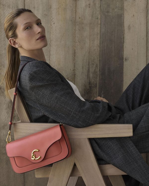 Coccinelle svela #EssentiallyME, la nuova campagna Autunno/Inverno 2025 ispirata al tema scandinavo di Lagom, una traduzione del concetto di “né troppo, né troppo poco, ma il giusto”. Una filosofia di vita che celebra l’equilibrio autentico tra bellezza e funzionalità, essenzialità e raffinatezza, qualità e consapevolezza. Un'eleganza senza tempo che si nutre di forme pulite, comfort e autenticità. La nuova collezione Coccinelle AI25 si fonda sul racconto visivo che esplora la semplicità della donna moderna: consapevole, concreta, in sintonia con sé stessa e con l’ambiente che la circonda. Una femminilità che non ha bisogno di eccessi per farsi notare, ma che afferma la propria unicità con discrezione e stile. La campagna prende vita grazie alla luce naturale che esalta volumi puri, geometrie essenziali e dettagli del prodotto. Ogni scatto si muove tra equilibri visivi raffinati e composizioni rigorose, che mettono in risalto l’armonia tra forme e superfici. Un set dove il design minimale diventa la cornice ideale per raccontare l’equilibrio concettuale della nuova collezione. Protagonista della campagna, la modella internazionale Liz Kennedy, volto magnetico e sofisticato, che incarna con naturalezza lo spirito essenziale e consapevole della donna Coccinelle. La campagna #EssentiallyME, firmata dalla visione creativa del fotografo italiano Riccardo Vimercati, da anni basato a New York, dà vita ad una narrazione visiva che celebra la semplicità delle forme e il dialogo tra femminilità naturale ed estetica raffinata. Le borse e gli accessori diventano protagonisti assoluti di questo racconto estetico: linee pure, silhouette essenziali e dettagli distintivi definiscono una collezione che abbraccia la filosofia minimalista dell’eleganza sofisticata. Le nuance inedite – Greenery, Ribes, Arctic Blue e Cognac – si affiancano a lavorazioni ricercate e texture tattili, per uno stile contemporaneo e senza tempo. Torna la Coccinelle C-ME, icona del brand, simbolo del legame tra la donna e il mondo Coccinelle, rinnovata in una versione mini e a baguette. Debutta la Coccinelle Double Beat, nuova interpretazione della daily bag, capiente e confortevole: una borsa con patta, manici tubolari e tasca frontale removibile che si trasforma in una clutch o in una pouch, incarnando la perfetta sintesi tra stile ed evoluzione. La linea Coccinelle Beat si espande con la Coccinelle Beat Generation, che reinterpreta uno dei modelli iconici del brand con nuove proporzioni e versatilità. Forme arrotondate, dettagli in catena, tracolle funzionali e una palette sobria raccontano l’equilibrio perfetto tra heritage e modernità. A questa visione si aggiunge la Coccinelle Beat Arctic, ispirata al design nordico e arricchita da inserti in Ecofur una borsa funzionale e raffinata, pensata per affrontare con stile anche le giornate più fredde. Completa la collezione una proposta footwear pensata per accompagnare ogni momento della giornata, in perfetta continuità con l’estetica della collezione. La linea di calzature si arricchisce di modelli versatili e distintivi, che esprimono un equilibrio tra funzionalità ed eleganza. I sandali Coccinelle Sam coniugano comfort e raffinatezza, mentre per un look più formale, i mocassini C-Penny uniscono tradizione e modernità. La collezione Autunno/Inverno 2025 di Coccinelle è un invito a riscoprire la bellezza dell’essenziale. Una narrazione fatta di dettagli accurati, linee sobrie e materiali innovativi che definiscono un nuovo concetto di stile: consapevole, autentico, e perfettamente bilanciato.