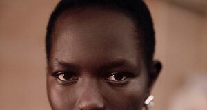 Close-up sul beauty firmato Lucia Pieroni per la collezione Ready to Wear Givenchy SS26: naturalezza, forza e autentica eleganza.