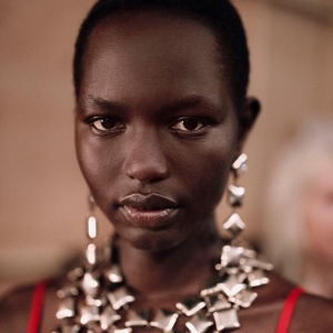 Close-up sul beauty firmato Lucia Pieroni per la collezione Ready to Wear Givenchy SS26: naturalezza, forza e autentica eleganza.