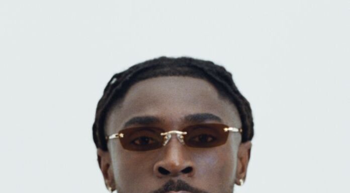 GUESS JEANS Eyewear presenta l’anteprima della nuova collezione con Moise Kean GUESS JEANS Eyewear presenta l'anteprima della nuova collezione con Moise Kean