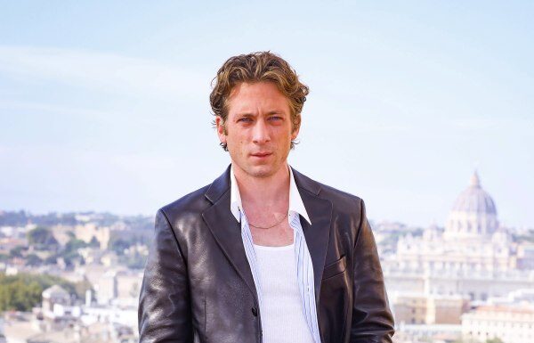 Jeremy Allen White ha indossato un look custom made Louis Vuitton per il photocall di “Springsteen: Deliver Me From Nowhere” a Roma Jeremy Allen White ha indossato un look custom made Louis Vuitton per il photocall di “Springsteen: Deliver Me From Nowhere” a Roma