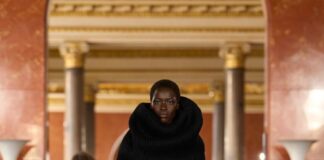 Lo storico Orologio LV I disegnato da Gae Aulenti alla Sfilata Louis Vuitton Donna Primavera-Estate 2026 Lo storico Orologio LV I disegnato da Gae Aulenti alla Sfilata Louis Vuitton Donna Primavera-Estate 2026