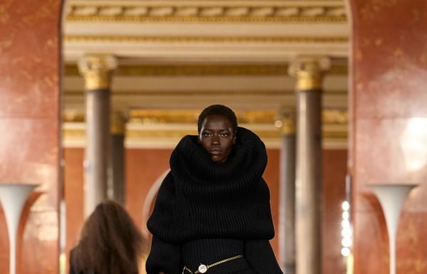 Lo storico Orologio LV I disegnato da Gae Aulenti alla Sfilata Louis Vuitton Donna Primavera-Estate 2026 Lo storico Orologio LV I disegnato da Gae Aulenti alla Sfilata Louis Vuitton Donna Primavera-Estate 2026