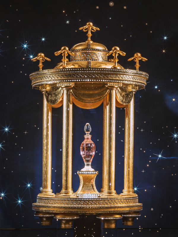 Dior presents the Iconic 30 Montaigne and its Magical Decor for the Holiday Season