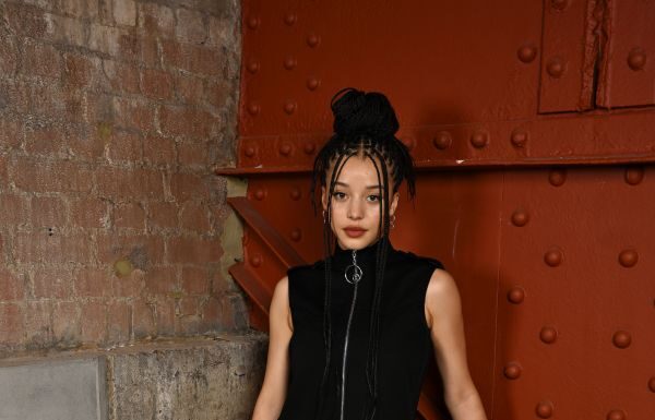 Chase Infiniti wears Louis Vuitton to the screening of “One battle after another” in London Chase Infiniti wears Louis Vuitton to the screening of “One battle after another” in London