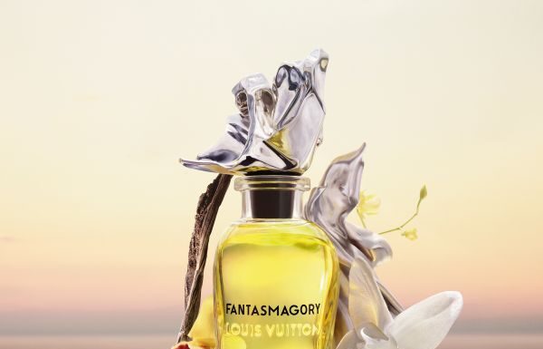 Louis Vuitton svela Fantasmagory, il nuovo Extrait nato dall’incontro di Jacques Cavallier Belletrud e Frank Gehry Louis Vuitton svela Fantasmagory, il nuovo Extrait nato dall’incontro delle due menti creative Jacques Cavallier Belletrud e Frank Gehry.