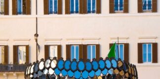 Valentino Garavani presents “VENUS” by Joana Vasconcelos Venus il nuovo progetto di arte diffusa di PM23 supportato dalla Fondazione Valentino Garavani e Giancarlo Giammetti con le opere di Joana Vasconcelos a Roma.