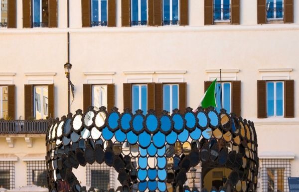 Valentino Garavani presents “VENUS” by Joana Vasconcelos Venus il nuovo progetto di arte diffusa di PM23 supportato dalla Fondazione Valentino Garavani e Giancarlo Giammetti con le opere di Joana Vasconcelos a Roma.