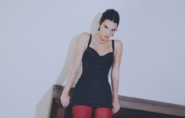 Kendall Jenner e il look delle feste con i collant rossi di Calzedonia Calzedonia i collant rossi scelti da Kendall Jenner