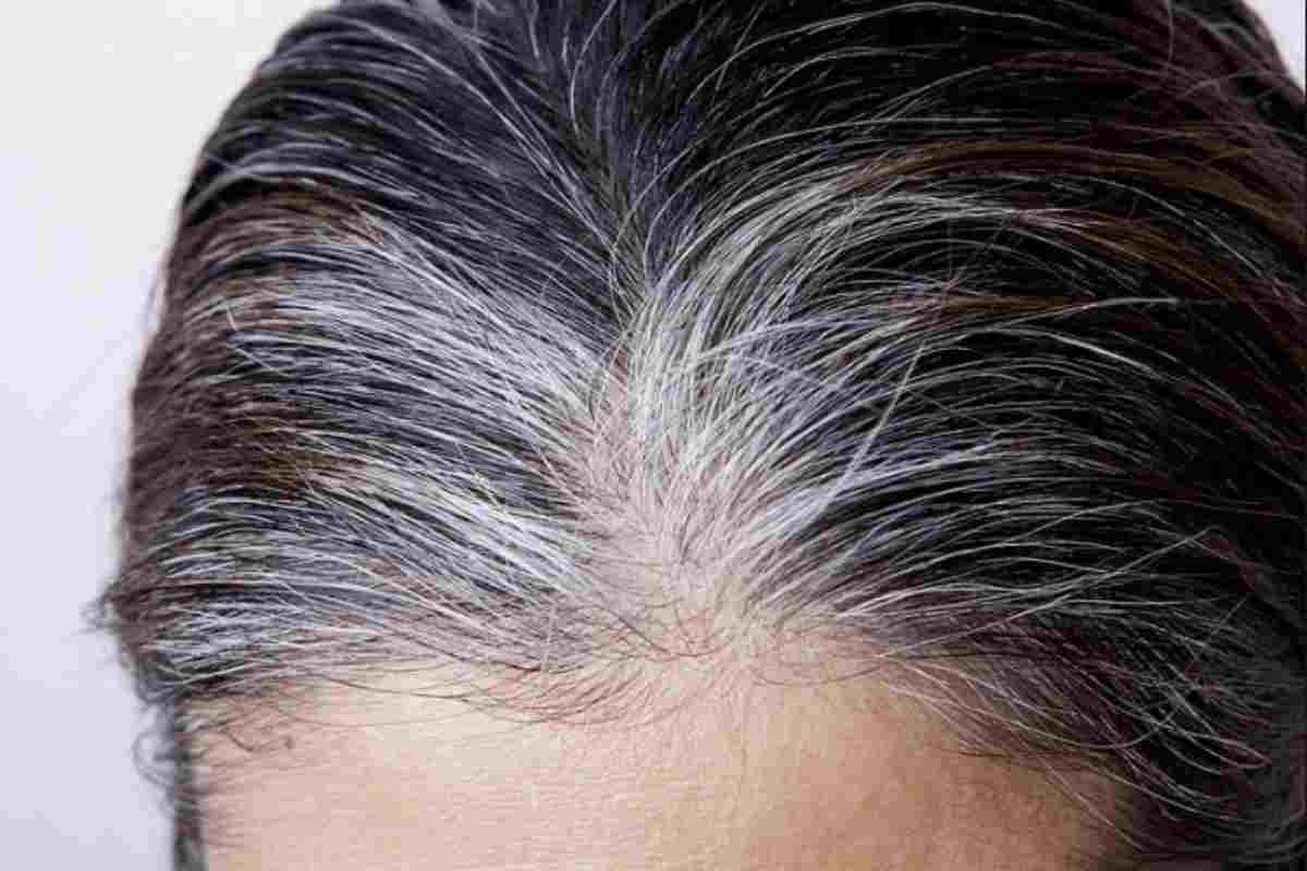 In questo contesto, torna in auge un rimedio naturale a base di rosmarino e salvia, erbe dalle proprietà note fin dall’antichità