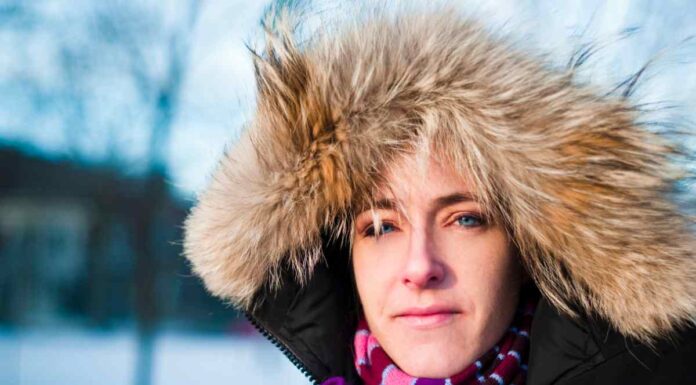 Sta facendo discutere: il video che mette in dubbio come indossiamo il cappuccio con pelliccia Cappuccio con pelliccia