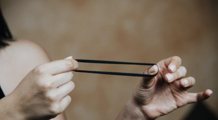 Ebbene si, i banali elastici per capelli possono farti risparmiare molti soldi. Tutti li sottovalutano In un’epoca in cui la sostenibilità e la riduzione degli sprechi sono priorità imprescindibili, queste piccole fasce elastiche possono