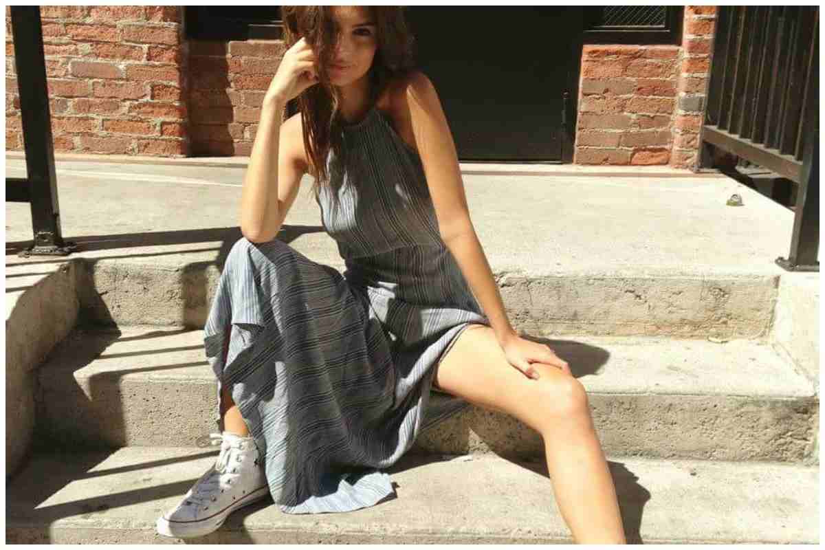 Emily Ratajkowski nuovo look sneakers