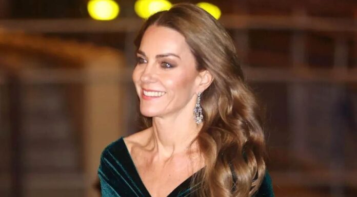Kate Middleton, l’omaggio a Lady Diana fa sognare il Regno Unito e non solo: semplicemente divina Kate Middleton outfit per Lady D