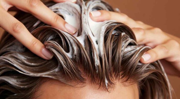 Quanto spesso andrebbero lavati i capelli? I dermatologi sono tutti concordi: abbiamo sempre sbagliato Lavare i capelli