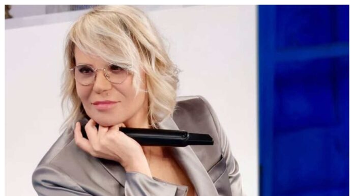 Maria De Filippi fa centro, il look è ispirato al Pantone 2026: questo colore non potrà mancare nell’armadio Maria De Filippi look