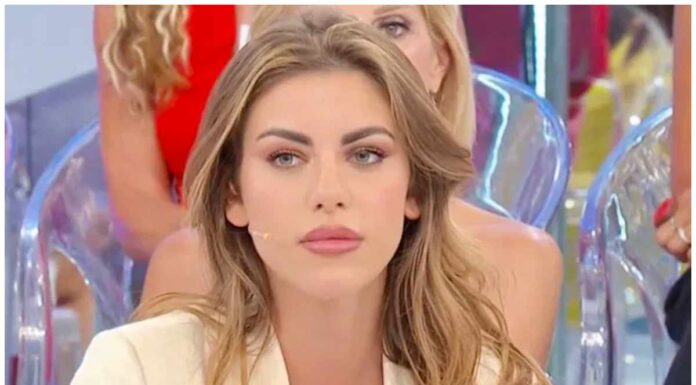 Nicole a Uomini e Donne sfoggia i leather pants perfetti: impossibile non amarli Nicole Belloni look top